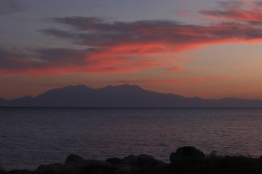 Nea Kallikratia, Halkidiki, Yunanistan yakınlarındaki koyda güzel bir günbatımı