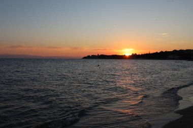 Nea Kallikratia, Halkidiki, Yunanistan yakınlarındaki koyda güzel bir günbatımı