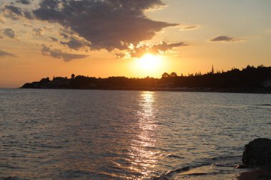 Nea Kallikratia, Halkidiki, Yunanistan yakınlarındaki koyda güzel bir günbatımı