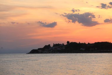Nea Kallikratia, Halkidiki, Yunanistan yakınlarındaki koyda güzel bir günbatımı