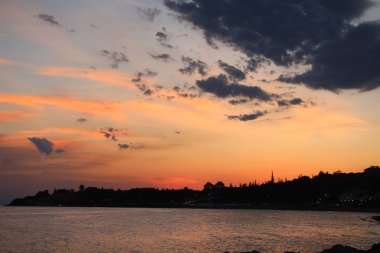 Nea Kallikratia, Halkidiki, Yunanistan yakınlarındaki koyda güzel bir günbatımı