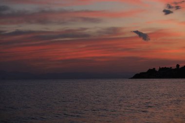 Nea Kallikratia, Halkidiki, Yunanistan yakınlarındaki koyda güzel bir günbatımı