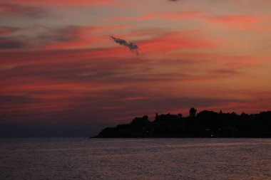 Nea Kallikratia, Halkidiki, Yunanistan yakınlarındaki koyda güzel bir günbatımı