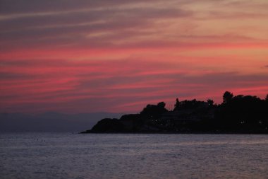 Nea Kallikratia, Halkidiki, Yunanistan yakınlarındaki koyda güzel bir günbatımı