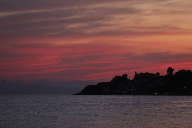 Nea Kallikratia, Halkidiki, Yunanistan yakınlarındaki koyda güzel bir günbatımı