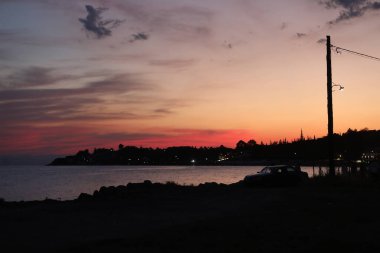 Nea Kallikratia, Halkidiki, Yunanistan yakınlarındaki koyda güzel bir günbatımı