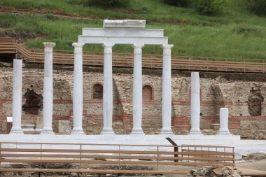 Heraklea Sintika 'nın arkeolojik manzarası. Heraklea Sintika 'nın kalıntılarıyla dolu tarihi bir yer. Mimari arka plan