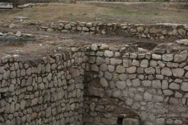 Heraklea Sintika 'nın arkeolojik manzarası. Heraklea Sintika 'nın kalıntılarıyla dolu tarihi bir yer. Mimari arka plan
