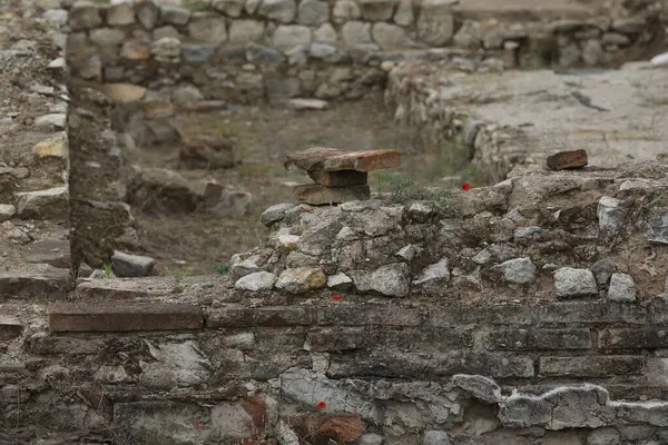 Heraklea Sintika 'nın arkeolojik manzarası. Heraklea Sintika 'nın kalıntılarıyla dolu tarihi bir yer. Mimari arka plan