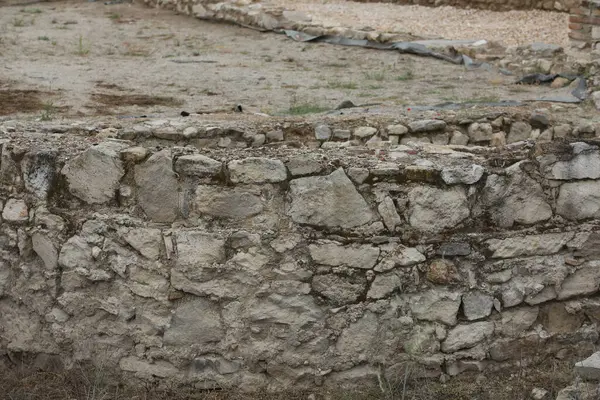 Heraklea Sintika 'nın arkeolojik manzarası. Heraklea Sintika 'nın kalıntılarıyla dolu tarihi bir yer. Mimari arka plan