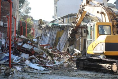 Sofya, Bulgaristan - 31 Ekim 2023: Hidrolik kazıcılı binaların tahrip edilmesi. Güneşli bir günde Sofya şehir merkezindeki bir pazar binasının yıkılması.