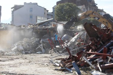 Sofya, Bulgaristan - 31 Ekim 2023: Hidrolik kazıcılı binaların tahrip edilmesi. Güneşli bir günde Sofya şehir merkezindeki bir pazar binasının yıkılması.