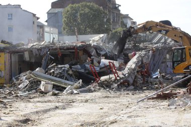 Sofya, Bulgaristan - 31 Ekim 2023: Hidrolik kazıcılı binaların tahrip edilmesi. Güneşli bir günde Sofya şehir merkezindeki bir pazar binasının yıkılması.