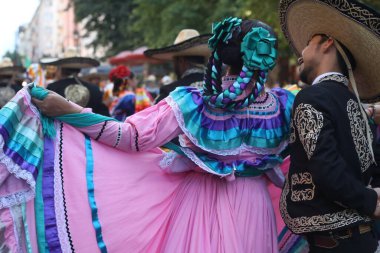 Sofya, Bulgaristan - 17 Temmuz 2024: Vitosha Uluslararası Folklor Festivali katılımcılarının Sofya sokaklarında geçit töreni