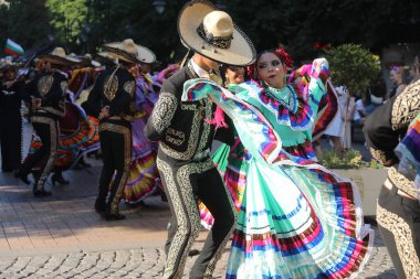 Sofya, Bulgaristan - 17 Temmuz 2024: Vitosha Uluslararası Folklor Festivali katılımcılarının Sofya sokaklarında geçit töreni
