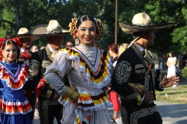 Sofya, Bulgaristan - 17 Temmuz 2024: Vitosha Uluslararası Folklor Festivali katılımcılarının Sofya sokaklarında geçit töreni