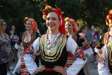 Sofya, Bulgaristan - 17 Temmuz 2024: Vitosha Uluslararası Folklor Festivali katılımcılarının Sofya sokaklarında geçit töreni