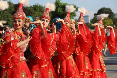 Sofya, Bulgaristan - 17 Temmuz 2024: Vitosha Uluslararası Folklor Festivali katılımcılarının Sofya sokaklarında geçit töreni