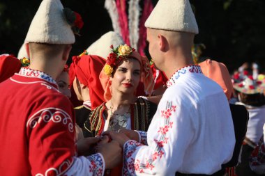 Sofya, Bulgaristan - 17 Temmuz 2024: Vitosha Uluslararası Folklor Festivali katılımcılarının Sofya sokaklarında geçit töreni