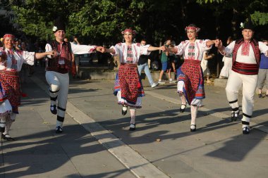 Sofya, Bulgaristan - 17 Temmuz 2024: Vitosha Uluslararası Folklor Festivali katılımcılarının Sofya sokaklarında geçit töreni