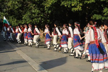 Sofya, Bulgaristan - 17 Temmuz 2024: Vitosha Uluslararası Folklor Festivali katılımcılarının Sofya sokaklarında geçit töreni