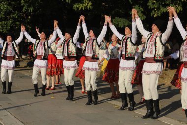 Sofya, Bulgaristan - 17 Temmuz 2024: Vitosha Uluslararası Folklor Festivali katılımcılarının Sofya sokaklarında geçit töreni