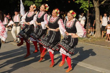 Sofya, Bulgaristan - 17 Temmuz 2024: Vitosha Uluslararası Folklor Festivali katılımcılarının Sofya sokaklarında geçit töreni