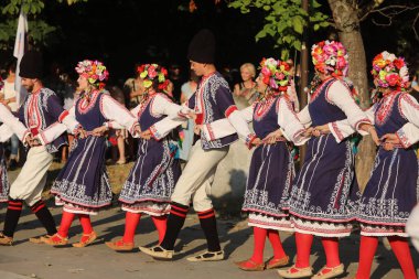 Sofya, Bulgaristan - 17 Temmuz 2024: Vitosha Uluslararası Folklor Festivali katılımcılarının Sofya sokaklarında geçit töreni