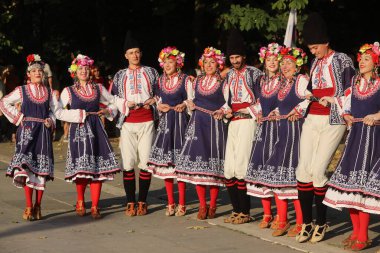 Sofya, Bulgaristan - 17 Temmuz 2024: Vitosha Uluslararası Folklor Festivali katılımcılarının Sofya sokaklarında geçit töreni