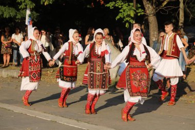 Sofya, Bulgaristan - 17 Temmuz 2024: Vitosha Uluslararası Folklor Festivali katılımcılarının Sofya sokaklarında geçit töreni