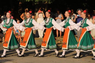 Sofya, Bulgaristan - 17 Temmuz 2024: Vitosha Uluslararası Folklor Festivali katılımcılarının Sofya sokaklarında geçit töreni