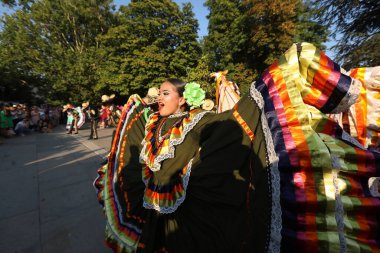 Sofya, Bulgaristan - 17 Temmuz 2024: Vitosha Uluslararası Folklor Festivali katılımcılarının Sofya sokaklarında geçit töreni