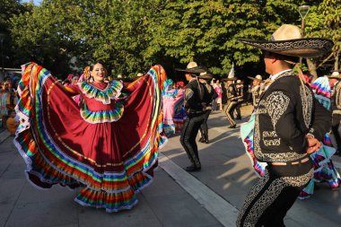 Sofya, Bulgaristan - 17 Temmuz 2024: Vitosha Uluslararası Folklor Festivali katılımcılarının Sofya sokaklarında geçit töreni