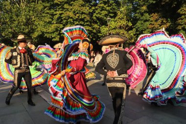 Sofya, Bulgaristan - 17 Temmuz 2024: Vitosha Uluslararası Folklor Festivali katılımcılarının Sofya sokaklarında geçit töreni