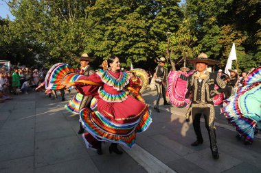 Sofya, Bulgaristan - 17 Temmuz 2024: Vitosha Uluslararası Folklor Festivali katılımcılarının Sofya sokaklarında geçit töreni