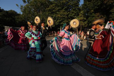 Sofya, Bulgaristan - 17 Temmuz 2024: Vitosha Uluslararası Folklor Festivali katılımcılarının Sofya sokaklarında geçit töreni