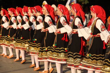 Sofya, Bulgaristan - 17 Temmuz 2024: Vitosha Uluslararası Folklor Festivali katılımcılarının Sofya sokaklarında geçit töreni