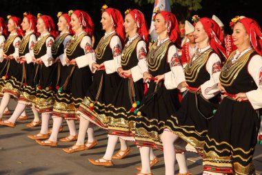 Sofya, Bulgaristan - 17 Temmuz 2024: Vitosha Uluslararası Folklor Festivali katılımcılarının Sofya sokaklarında geçit töreni