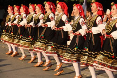 Sofya, Bulgaristan - 17 Temmuz 2024: Vitosha Uluslararası Folklor Festivali katılımcılarının Sofya sokaklarında geçit töreni