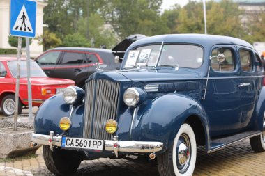 Sofya, Bulgaristan - 15 Eylül 2024: Bulgaristan 'ın başkenti Sofya' da sonbahar retro otomobil salonu