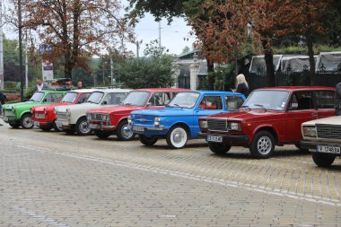 Sofya, Bulgaristan - 15 Eylül 2024: Bulgaristan 'ın başkenti Sofya' da sonbahar retro otomobil salonu
