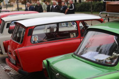 Sofya, Bulgaristan - 15 Eylül 2024: Bulgaristan 'ın başkenti Sofya' da sonbahar retro otomobil salonu