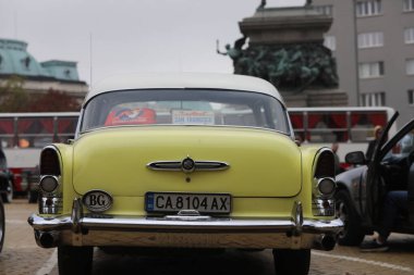 Sofya, Bulgaristan - 15 Eylül 2024: Bulgaristan 'ın başkenti Sofya' da sonbahar retro otomobil salonu