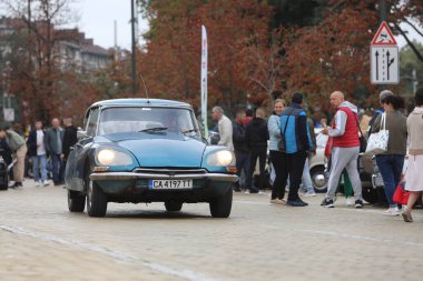 Sofya, Bulgaristan - 15 Eylül 2024: Bulgaristan 'ın başkenti Sofya' da sonbahar retro otomobil salonu