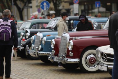 Sofya, Bulgaristan - 15 Eylül 2024: Bulgaristan 'ın başkenti Sofya' da sonbahar retro otomobil salonu