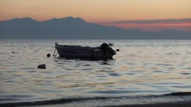 Yunanistan, Halkidiki 'deki Vergia Sahili' nden Olimpos Dağı üzerinde güzel bir gün batımı