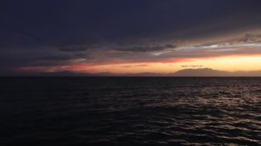 Yunanistan, Halkidiki 'deki Vergia Sahili' nden Olimpos Dağı üzerinde güzel bir gün batımı