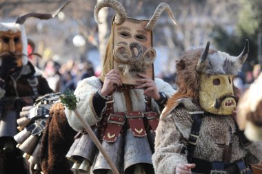 Sofya, Bulgaristan - 05 Ocak 2025: Bulgaristan 'ın Sofya kentinde düzenlenen Surva maskeli oyun festivali. Maskeli ve ritüel kostümlü Kukeri geçidi denilen insanlar, Sofya ve Bulgaristan 'daki kötü ruhları kovmak için ayin dansları yapıyorlar.