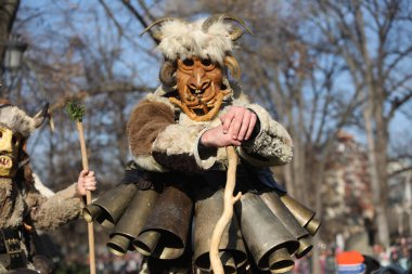 Sofya, Bulgaristan - 05 Ocak 2025: Bulgaristan 'ın Sofya kentinde düzenlenen Surva maskeli oyun festivali. Maskeli ve ritüel kostümlü Kukeri geçidi denilen insanlar, Sofya ve Bulgaristan 'daki kötü ruhları kovmak için ayin dansları yapıyorlar.