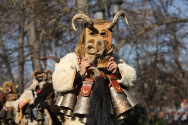 Sofya, Bulgaristan - 05 Ocak 2025: Bulgaristan 'ın Sofya kentinde düzenlenen Surva maskeli oyun festivali. Maskeli ve ritüel kostümlü Kukeri geçidi denilen insanlar, Sofya ve Bulgaristan 'daki kötü ruhları kovmak için ayin dansları yapıyorlar.